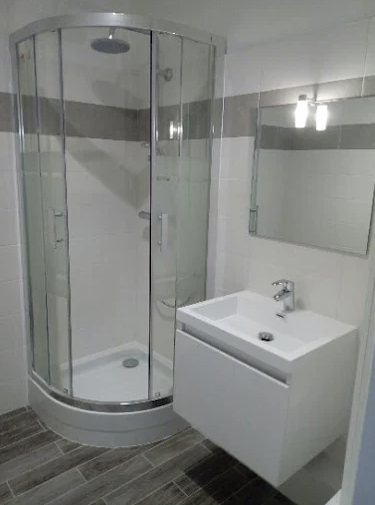 Salle de bain rénovée par Henri Sultan — douche d'angle et meuble vasque