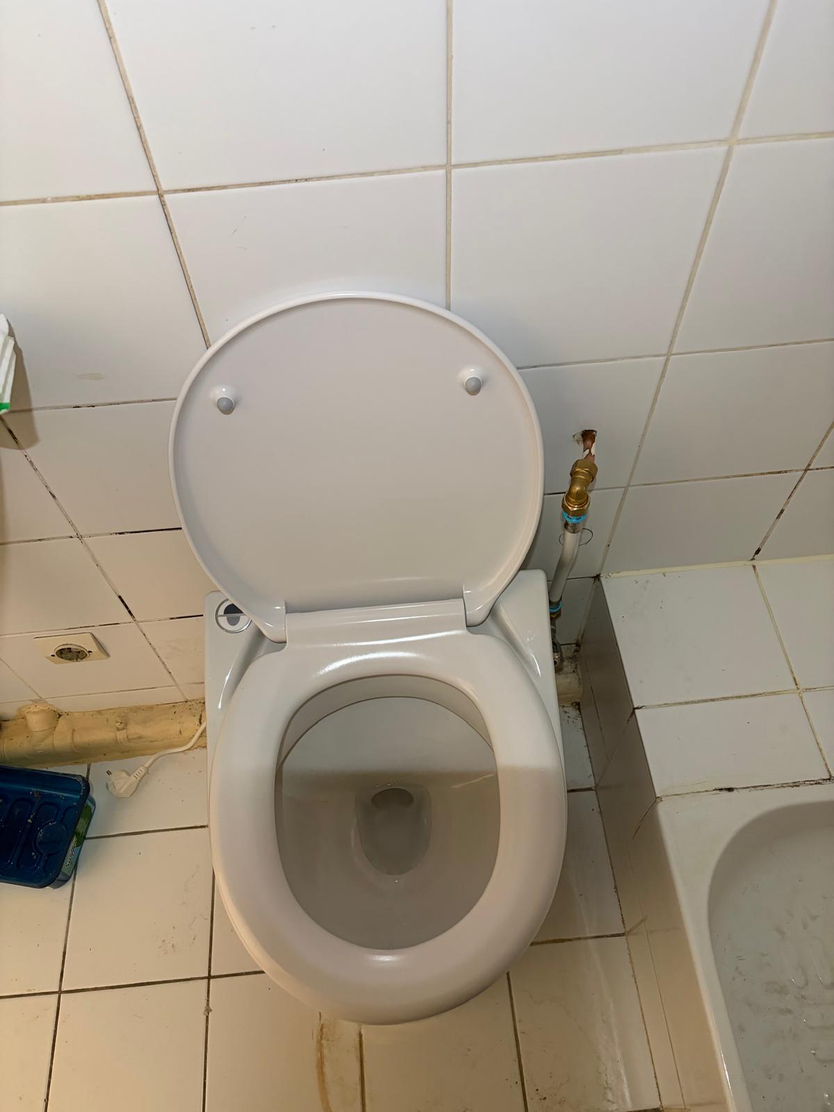WC neuf installé avec raccordement d'arrivée d'eau
